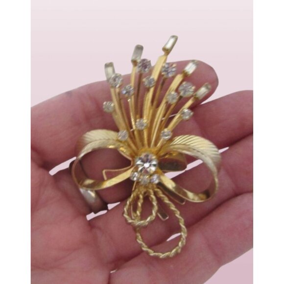 Vintage 60s Sarah Coventry Gold Tone Larger Bows w Clear Rhinestones Clip On Ear - Picture 4 of 5